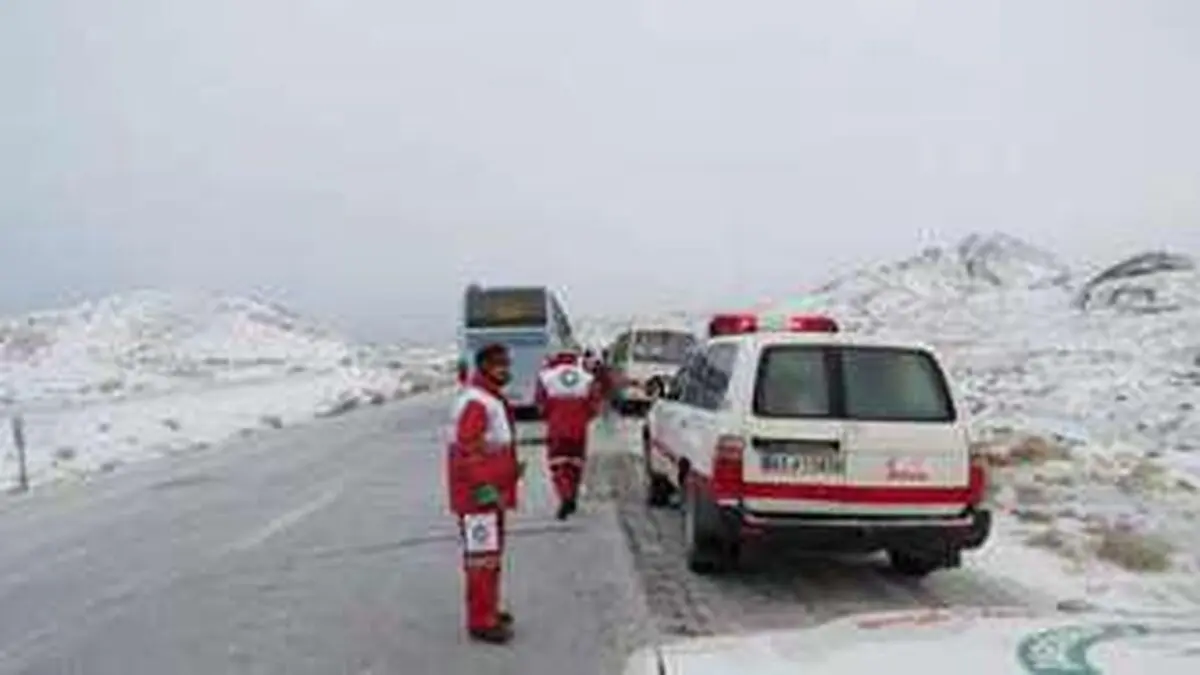 نجات ۱۰۰ خودروی گرفتار در گردنه اسالم به خلخال