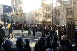 بازداشت ۳۰ نفر از دانشجویان مقابل وزارت نفت