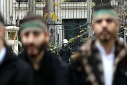 به نظر شما در قضایایی نظیر تجمع امروز دانشجویان مقابل وزارت نفت و برخورد سخت پلیس، حق با کیست!؟