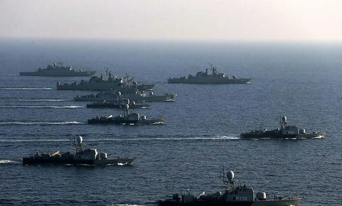 رژه روز پایانی رزمایش دریایی ولایت ۹۴ با حضور ۹۰ یگان شناور سطحی و ۲۰ فروند پهپاد