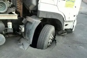 ایجاد حفره در کف خیابان و فرورفتن کامیون داخل آن