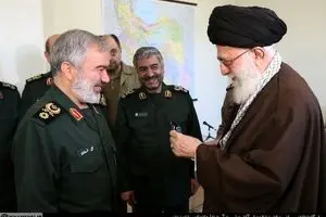 اعطای نشان فتح به فرماندهان بازداشت‌کننده نظامیان متجاوز آمریکایی + تصاویر