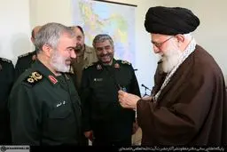 اعطای نشان فتح به فرماندهان بازداشت‌کننده نظامیان متجاوز آمریکایی + تصاویر