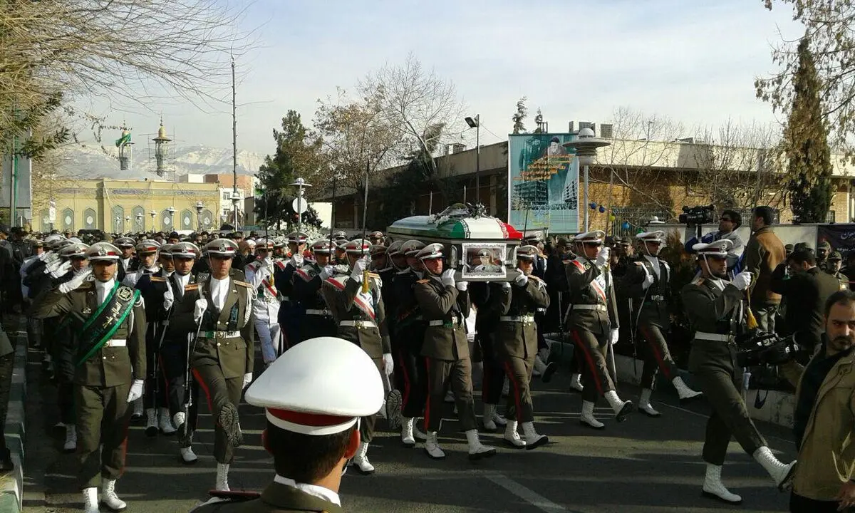 پیکر سرلشکر سلیمی بر دوش فرماندهان تشییع شد