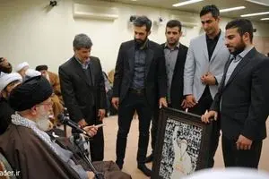 پرافتخارتر از خواندن سرود ملّى‌ در میدان قهرمانی، پاسداری از ارز‌ش‌های ایران اسلامی است