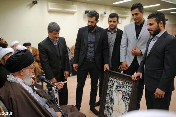 پرافتخارتر از خواندن سرود ملّى‌ در میدان قهرمانی، پاسداری از ارز‌ش‌های ایران اسلامی است