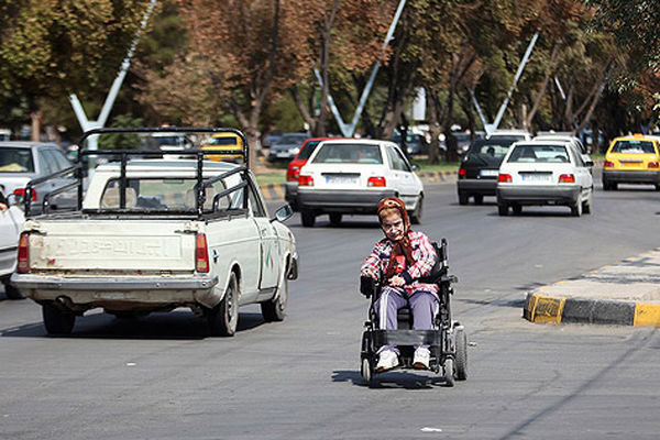 تردد معلولین و سالمندان در شمال تهران تسهیل شد/۱۱۲ معبر همسطح‌سازی شد