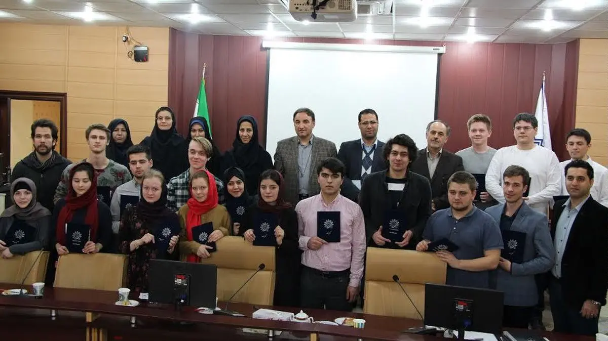 فارسی‌آموزان خارجی را عضوی از جامعه خود می‌دانیم