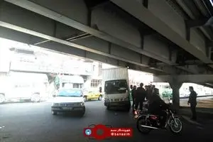 برخورد چندین باره کامیون با پل کریمخان
