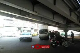 برخورد چندین باره کامیون با پل کریمخان