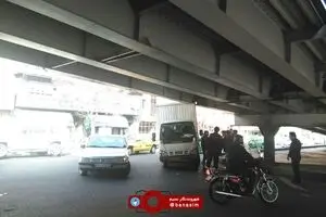 برخورد چندین باره کامیون با پل کریمخان