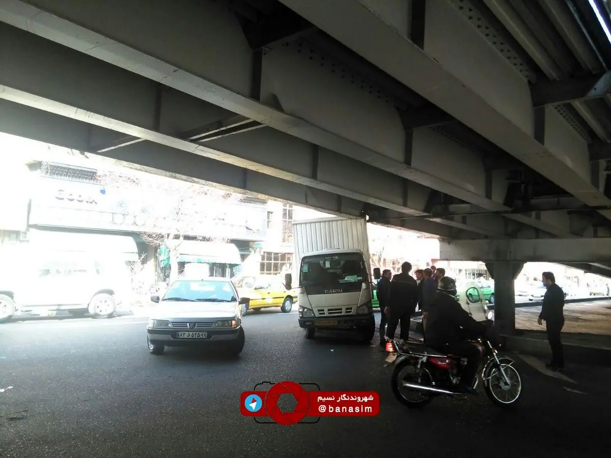 برخورد چندین باره کامیون با پل کریمخان