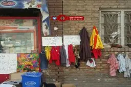 دیوار مهربانی در خیابان پیروزی تهران