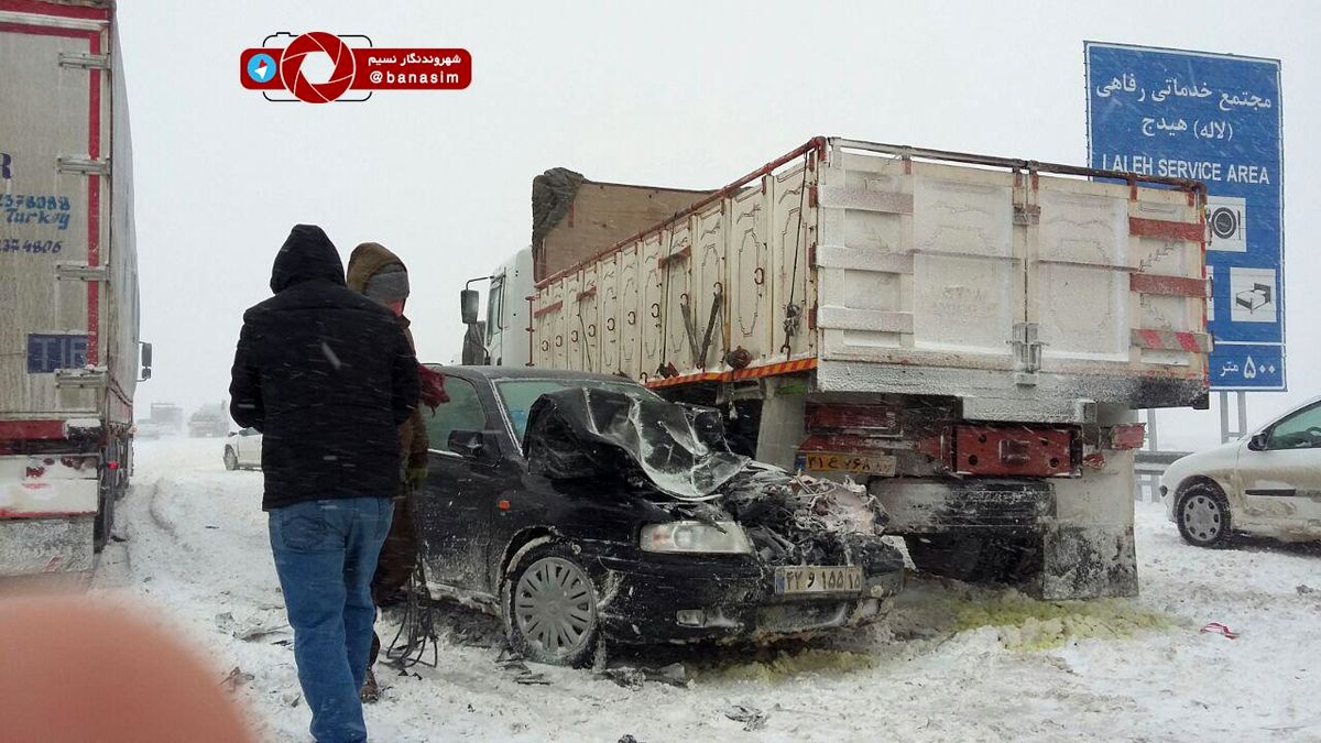 بارش شدید برف و مسدود شدن جاده در آزادراه قزوین زنجان