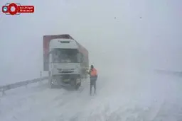 برف، محورهای کرج- چالوس و قزوین- رشت را مسدود کرد