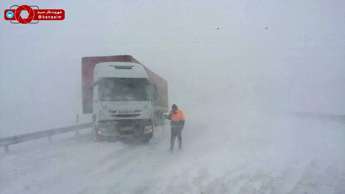 برف، محورهای کرج- چالوس و قزوین- رشت را مسدود کرد