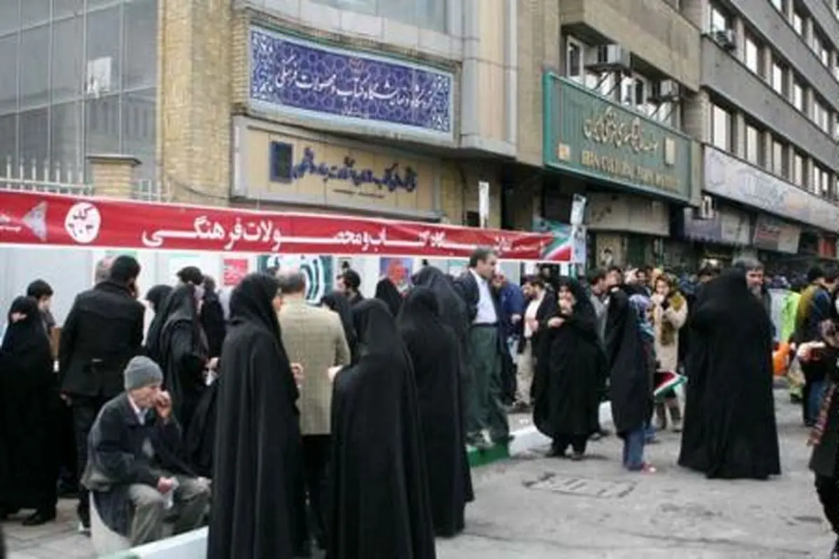 برپایی نمایشگاه کتاب در مسیر راهپیمایی ۲۲ بهمن