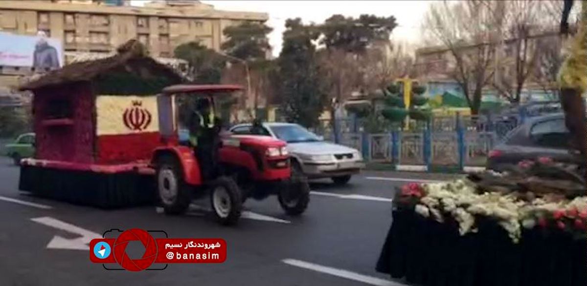 عبور ماشین‌های تزیین شده با گل برای استقرار در مسیر راهپیمایی ۲۲ بهمن