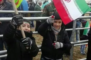 نوجوانان انقلابی در راهپیمایی ۲۲ بهمن در میدان آزادی