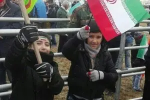 نوجوانان انقلابی در راهپیمایی ۲۲ بهمن در میدان آزادی