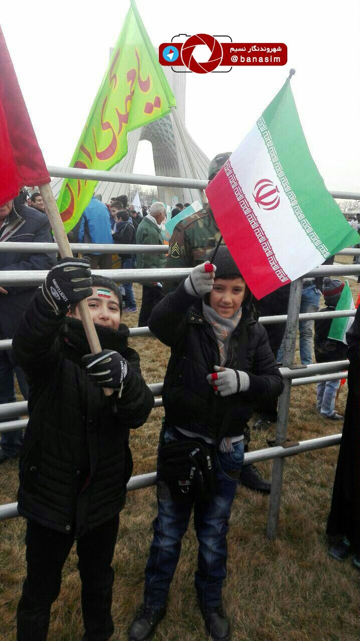 نوجوانان انقلابی در راهپیمایی ۲۲ بهمن در میدان آزادی