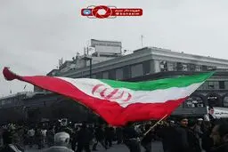 اهتزاز پرچم مقدس جمهوری اسلامی ایران در راهپیمایی ۲۲ بهمن