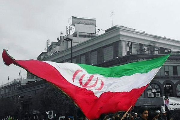 اهتزاز پرچم مقدس جمهوری اسلامی ایران در راهپیمایی ۲۲ بهمن
