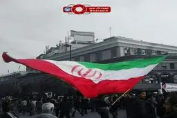 اهتزاز پرچم مقدس جمهوری اسلامی ایران در راهپیمایی ۲۲ بهمن