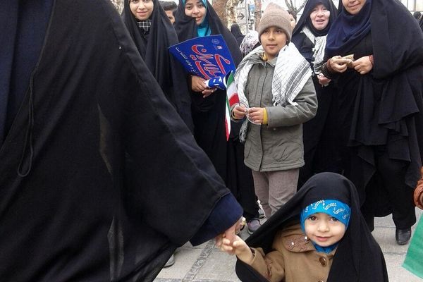 حضور کودک ۳ ساله در راهپیمایی ۲۲ بهمن اصفهان