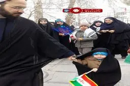 حضور کودک ۳ ساله در راهپیمایی ۲۲ بهمن اصفهان