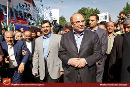 دیدار قالیباف با خانواده شهید مدافع حرم در اهواز