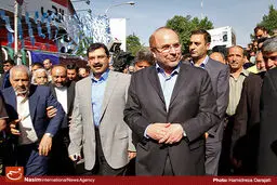 دیدار قالیباف با خانواده شهید مدافع حرم در اهواز