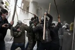 تظاهرات ده هزار نفری یونانی‌ها به خشونت کشیده شد +تصاویر