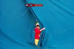 تصویری زیبا از یک کودکی در حرم حضرت معصومه(س)