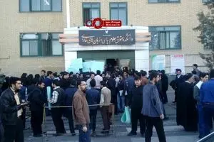 تجمع دانشجویان دانشگاه آزاد مشهد در اعتراض به لغو سخنرانی حسن عباسی