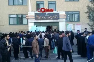 تجمع دانشجویان دانشگاه آزاد مشهد در اعتراض به لغو سخنرانی حسن عباسی