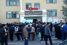 تجمع دانشجویان دانشگاه آزاد مشهد در اعتراض به لغو سخنرانی حسن عباسی