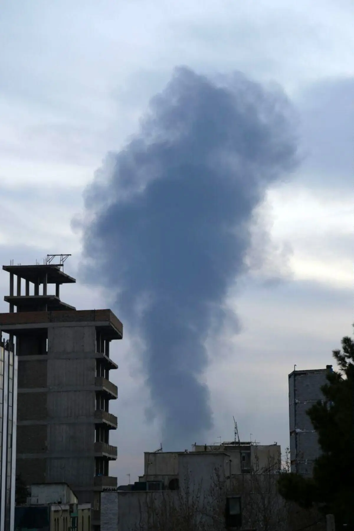 منشأ دود غلیظ میدان ونک، حریق تانکر گازوئیل بود/ حادثه مصدومی نداشت