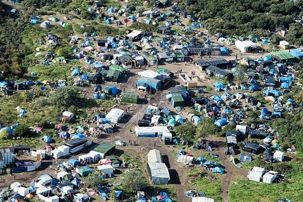 مقامات فرانسوی پناهجویان را از کمپ بیرون می‌کنند