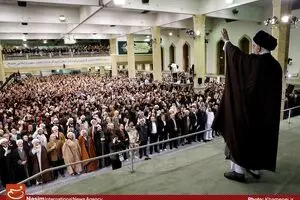 وقتی دشمن از شما تعریف می‌کند بی‌درنگ ابراز بیزاری کنید