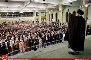 وقتی دشمن از شما تعریف می‌کند بی‌درنگ ابراز بیزاری کنید