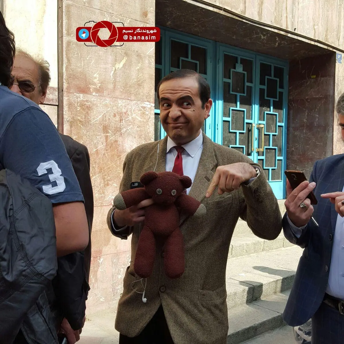 مستربین در صفوف اخذ رای در حسینیه ارشاد!