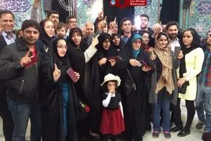 حضور همه اعضای یک خانواده برای رای دادن در حسینیه ارشاد