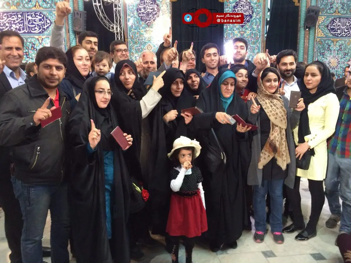 حضور همه اعضای یک خانواده برای رای دادن در حسینیه ارشاد