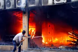 آتش‌سوزی گسترده در انبار لوازم برقی/ ۲ نفر از آتش‌نشانان مصدوم شدند