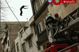تشک نجات آتش‌نشانان، خودکشی پسر جوان را در خیابان تکاوران ناکام گذاشت