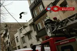 تشک نجات آتش‌نشانان، خودکشی پسر جوان را در خیابان تکاوران ناکام گذاشت
