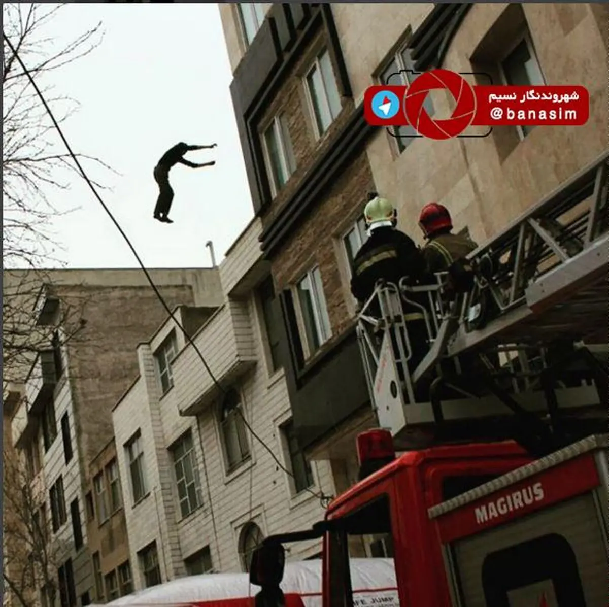 تشک نجات آتش‌نشانان، خودکشی پسر جوان را در خیابان تکاوران ناکام گذاشت