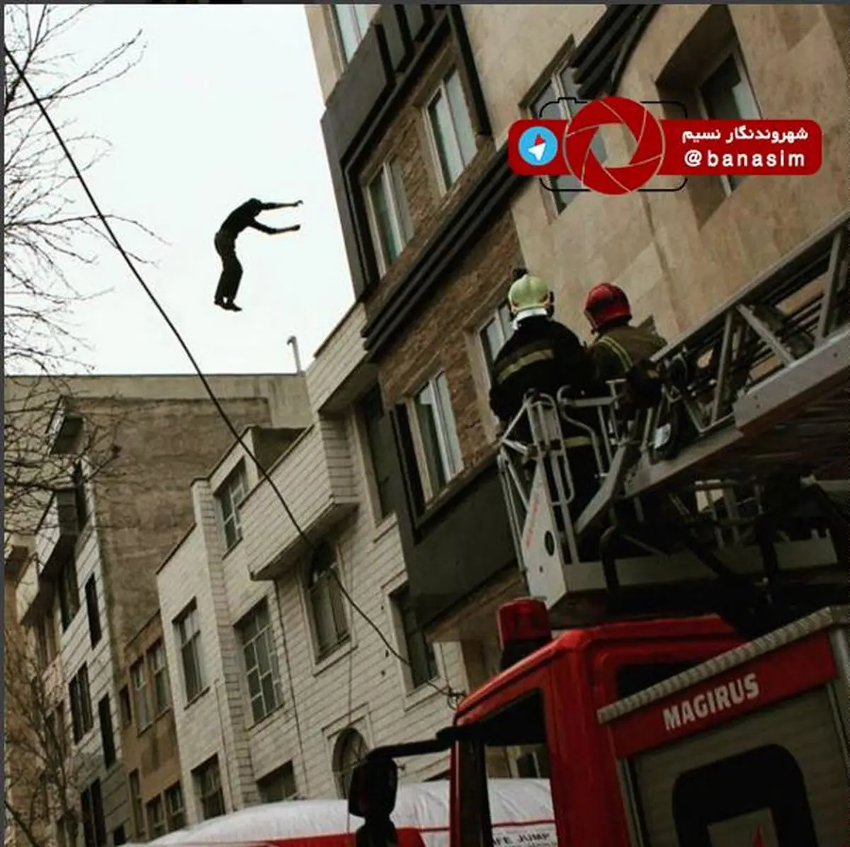 تشک نجات آتش‌نشانان، خودکشی پسر جوان را در خیابان تکاوران ناکام گذاشت