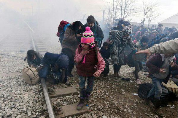 حمله پلیس مقدونیه با گاز اشک آور به پناهجویان +فیلم